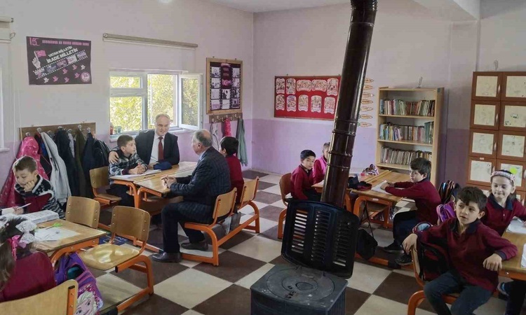 Son Gelişme: Aslanapa Kaymakamı Tosun, Çalköy ve Aslıhanlar ilkokullarında öğrencilerle buluştu: Gelişmeler Ta