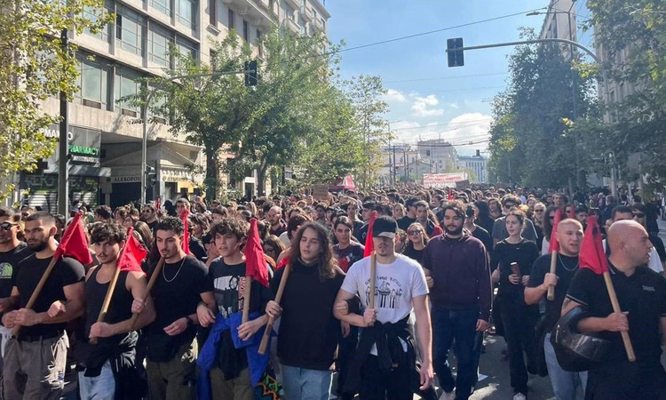 Son Gelişme: Atina'da 10 binden fazla öğrenci ve öğretmen eğitim sistemindeki kronik sorunlara karşı yürüdü |