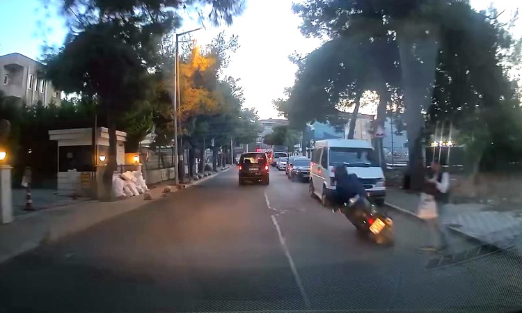 Son Gelişme: Avcılar'da motosikletinden düşen sürücü, otomobilin altında kalmaktan kurtuldu