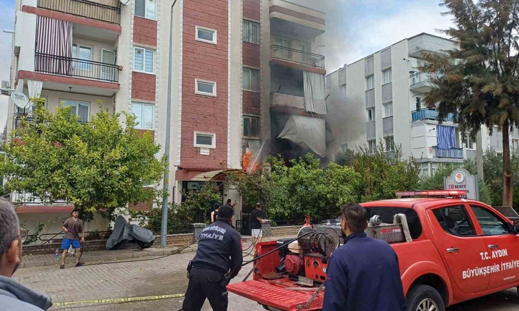Son Gelişme: Aydın Efeler'de apartmanın ikinci katında çıkan yangına itfaiyenin müdahalesi sürüyor