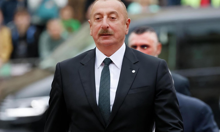 Son Gelişme: Azerbaycan 31 Türk'e kapıyı kapattı! Listede Fatih Erbakan ve Ahmet Çakar da var
