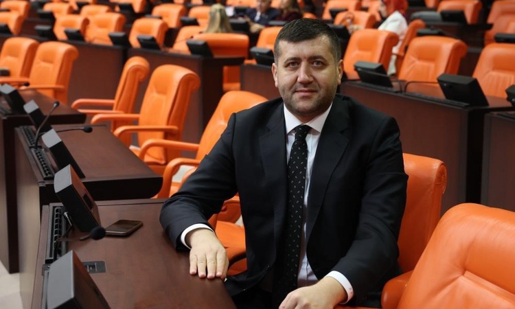 Son Gelişme: Baki Ersoy, maaşları için eylem yapan Kartal Kavşağı işçilerine destek verdi: Gelişmeler Takip Ed