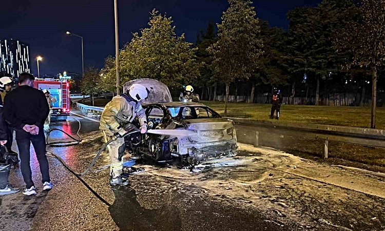 Son Gelişme: Bakırköy’de otomobil alev topuna döndü | İşte Tüm Ayrıntılar