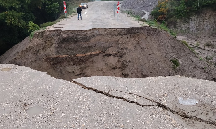 Son Gelişme: Balıkesir Gönen'de sağanak nedeniyle göçük oluştu, iki mahalleyi bağlayan yol kapandı | İşte Tüm