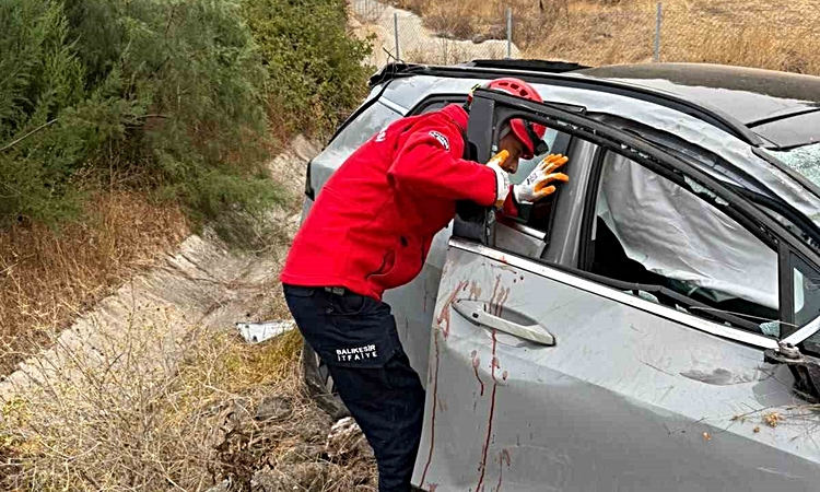 Son Gelişme: Balıkesir’de takla atan araçtaki 3 kişi yaralandı | İşte Tüm Ayrıntılar
