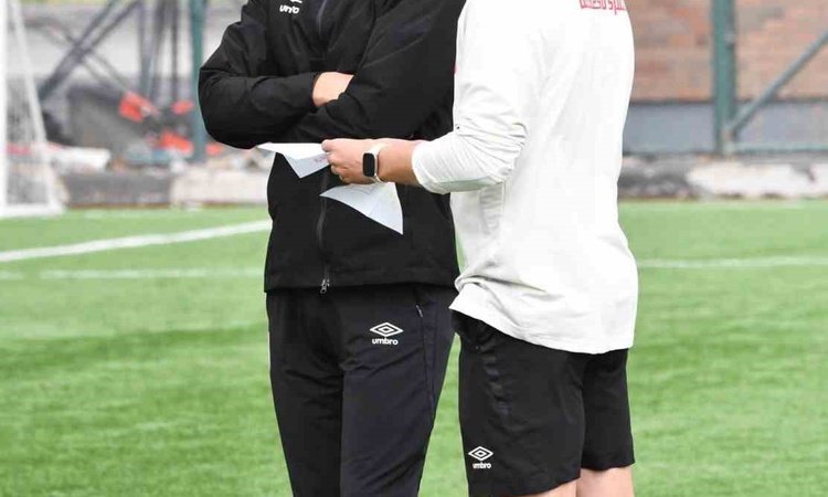 Son Gelişme: Balıkesirspor Teknik Direktörü Cem Kavçak, 3 maçı en az 7 puanla tamamlamayı hedefliyor ve Merak