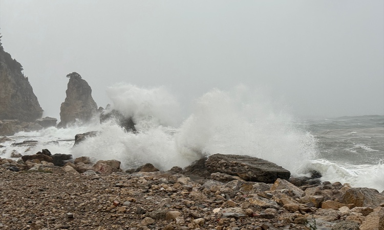 Son Gelişme: Bartın Amasra'da fırtınada dalgalar 6 metreyi aştı, tekneler limana sığındı