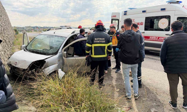 Son Gelişme: Batman'ın Kozluk ilçesinde aracın duvara çarpması sonucu 2 kişi yaralandı