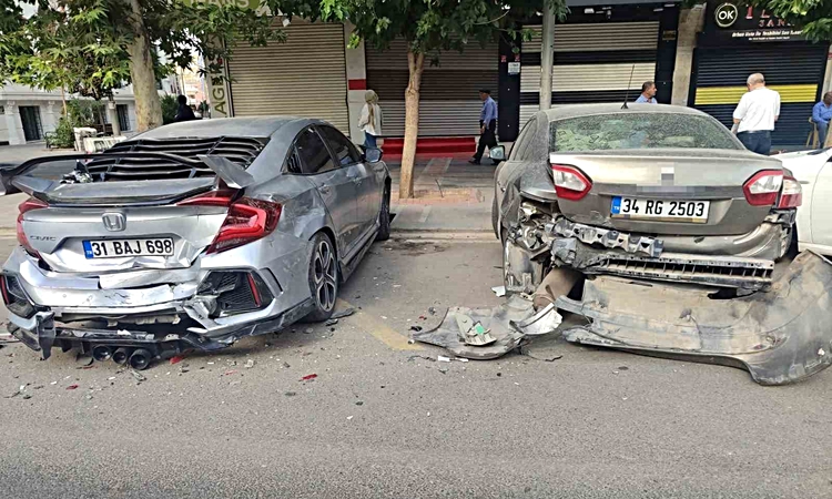 Son Gelişme: Batman'da park halindeki 2 araca çarpan otomobilin sürücüsü olay yerinden kaçtı