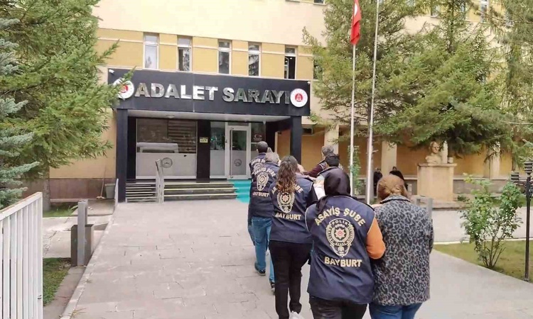 Son Gelişme: Bayburt'ta kuyumcunun 130 bin lira dolandırılmasında 4 şüpheli Gaziantep'te yakalandı: Gelişmeler
