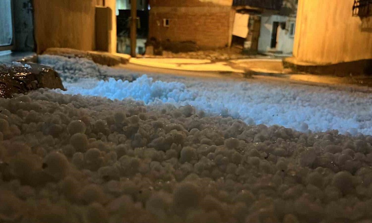Son Gelişme: Bayburt'ta yaklaşık 10 dakika süren sağanak ve fındık büyüklüğünde dolu yaşamı etkiledi
