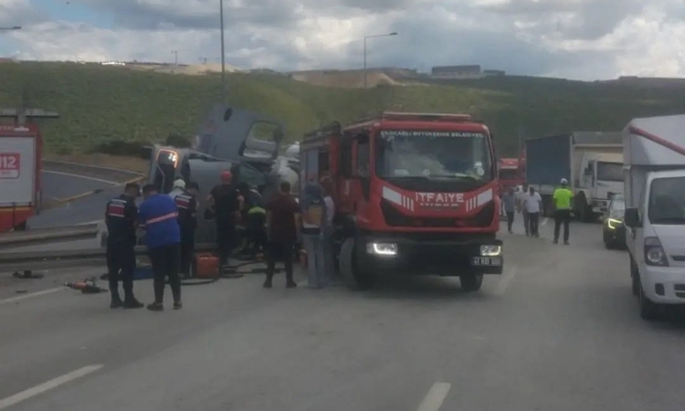Son Gelişme: Beton mikseri devrildi, araçta sıkışan sürücü yaralandı
