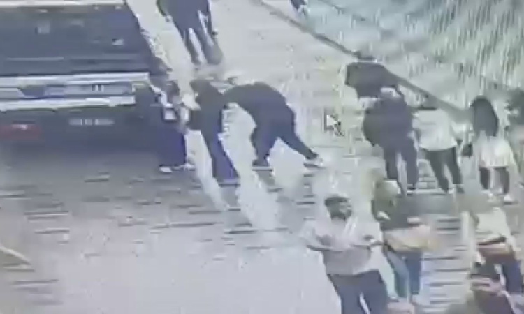 Son Gelişme: Beyoğlu'nda kadının cep telefonunu kapkaçla alan şüpheli suçüstü yakalandı ve Merak Edilenler