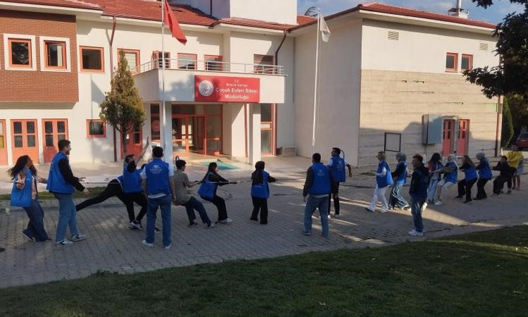 Son Gelişme: Bilecik'te gönüllü gençler çocuk evlerindeki çocuklarla oyun oynayıp sohbet etti. - Son Dakika Bi