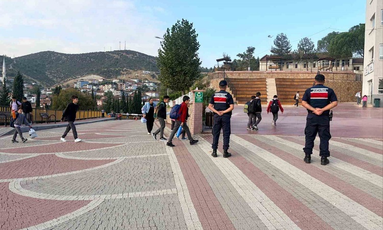 Son Gelişme: Bilecik'te jandarma, okul çevresi denetimlerinde 397 kişiyi kontrol etti