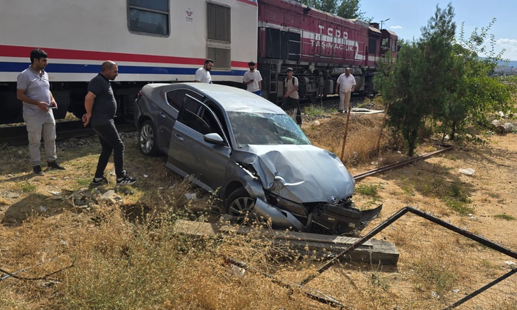 Son Gelişme: Bingöl Genç'te Tatvan-Elazığ treni otomobile çarptı, otomobildeki 1 kişi yaralandı