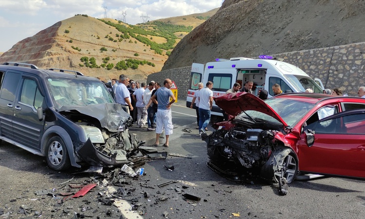 Son Gelişme: Bingöl Karlıova'da iki araç çarpıştı, 5 kişi yaralanarak hastaneye kaldırıldı: Gelişmeler Takip E
