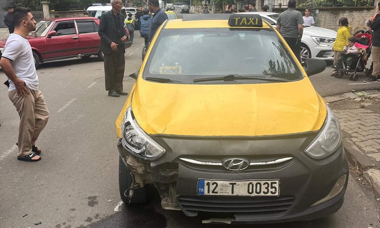 Son Gelişme: Bingöl'de taksinin çarptığı elektrikli bisikletteki 2 çocuk yaralandı | İşte Tüm Ayrıntılar