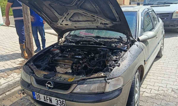 Son Gelişme: Bitlis Tatvan'da otomobil motor bölümünden alev alıp kullanılamaz hale geldi ve Merak Edilenler