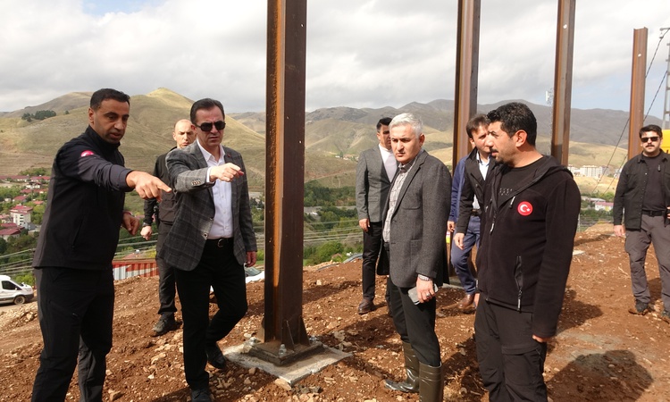 Son Gelişme: Bitlis Valisi Karakaya, çığ için 1270 metrelik kar perdesi inşa edileceğini söyledi - Son Dakika