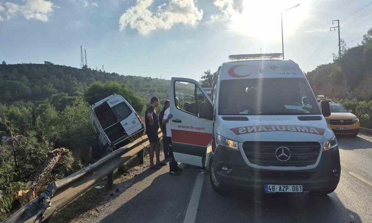 Son Gelişme: Bodrum'da makas atan otomobilin çarptığı minibüs şarampole uçtu, 2 kişi yaralandı