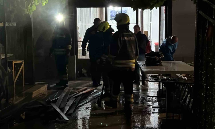 Son Gelişme: Bolu'da ikiz villanın bahçesindeki odunluk yangını villaya sıçramadan söndürüldü: Gelişmeler Taki