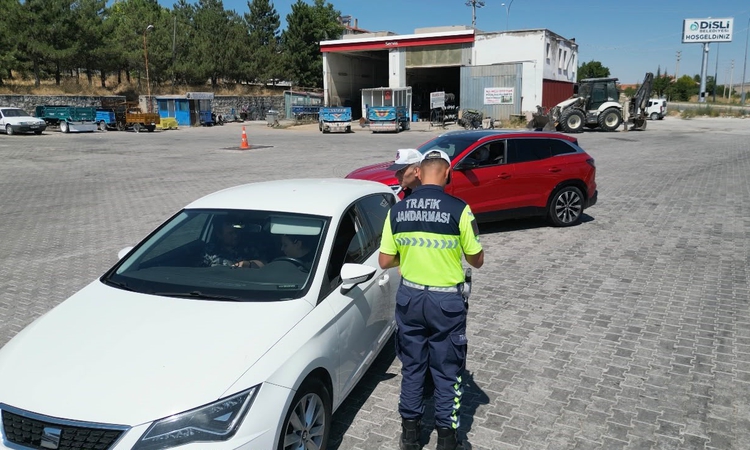 Son Gelişme: Bolvadin'de jandarma trafik ekipleri her gün giriş çıkış noktalarında denetim yapıyor