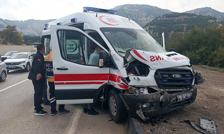 Son Gelişme: Burdur'da ambulansın karıştığı kazada 3'ü sağlık görevlisi, 6 kişi yaralandı - Son Dakika Bilgile