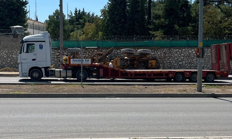 Son Gelişme: Burdur'da Tırda Greyder Devrildi: Ulaşım Kısa Süre Aksadı: Gelişmeler Takip Ediliyor