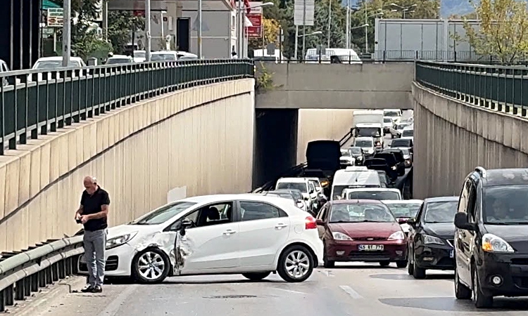 Son Gelişme: Bursa’da alt geçitte şerit değiştiren ticari araç otomobile çarptı: Gelişmeler Takip Ediliyor