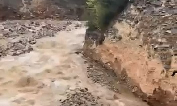 Son Gelişme: Bursa Cumalıkızık'ta sağanak sonrası heyelan amatör kameraya saniye saniye yansıdı: Gelişmeler Ta