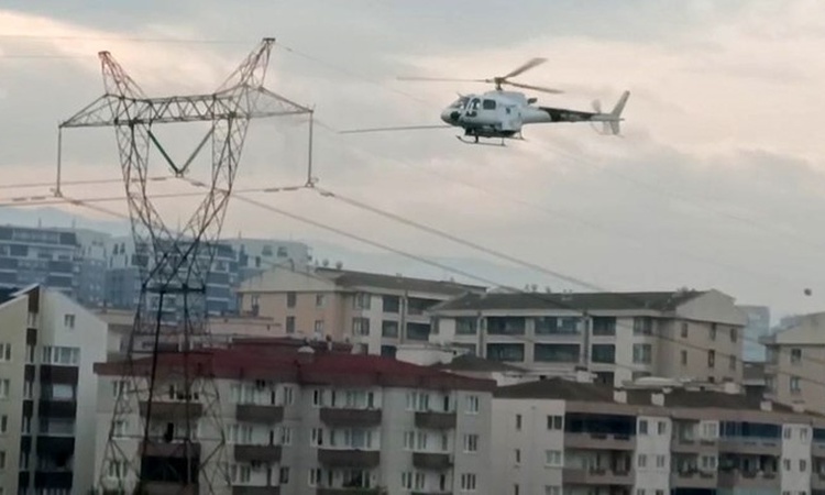 Son Gelişme: Bursa'da elektrik hattı bakımı helikopterle yapıldı, anlar cep telefonuyla kaydedildi | İşte Tüm