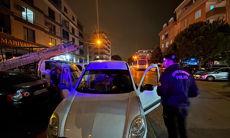 Son Gelişme: Bursa Gürsu'da 1000 polisin katıldığı uygulamada 232 araç ve 15 iş yeri denetlendi - Son Dakika B