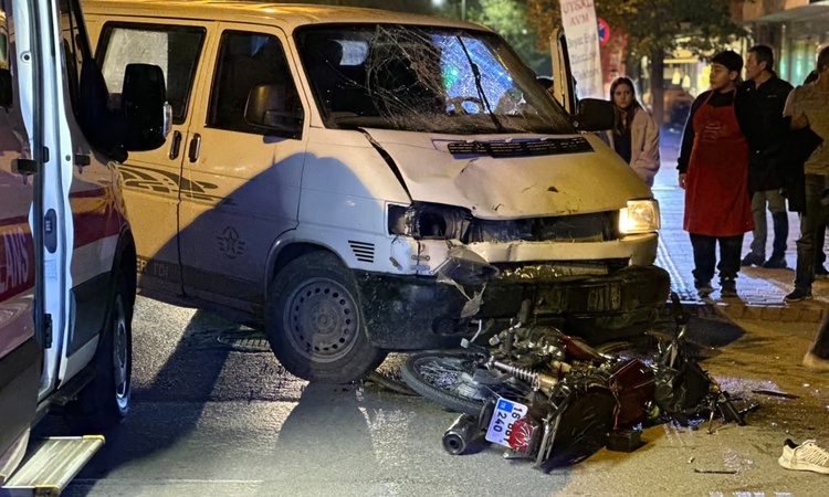 Son Gelişme: Bursa İznik'te minibüsle çarpışan motosikletin sürücüsü yaralandı: Gelişmeler Takip Ediliyor