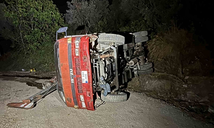 Son Gelişme: Bursa Mudanya'da devrilen iş makinesinde sıkışan sürücü arkadaşlarınca kurtarıldı
