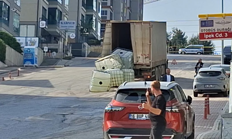 Son Gelişme: Bursa Nilüfer'de 4 varil sülfürik asit yola dökülünce cadde trafiğe kapatıldı ve Merak Edilenler