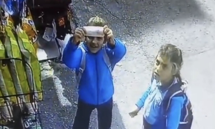 Son Gelişme: Bursa Osmangazi'de iki öğrenci kardeş, bakkal kapalıyken parayı kapı altından bıraktı - Son Dakik