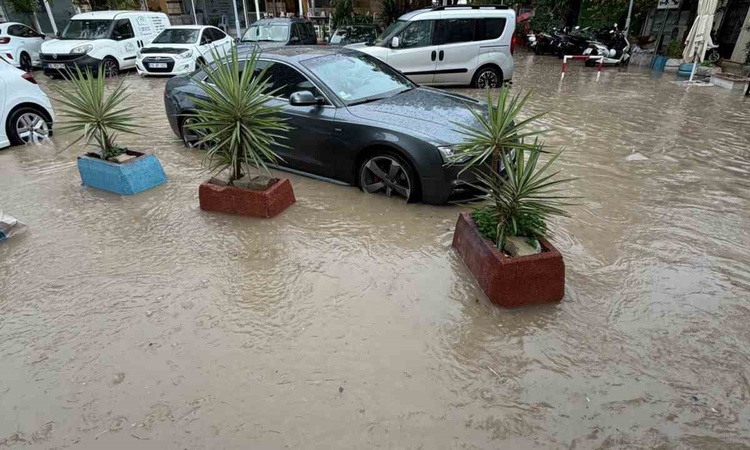 Son Gelişme: Çeşme'de şiddetli yağış cadde ve sokakları su altında bıraktı, araçlar suya gömüldü ve Merak Edil