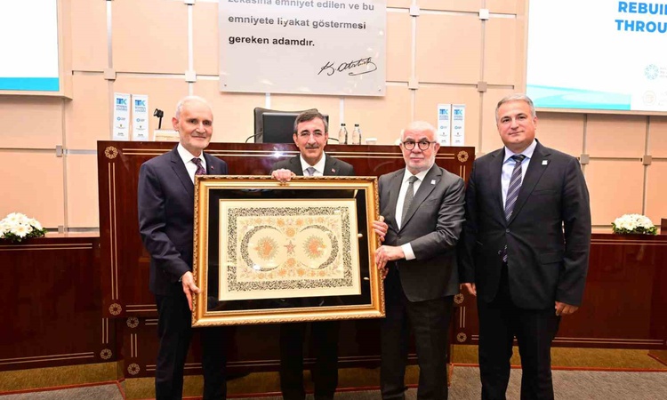 Son Gelişme: Cevdet Yılmaz, ekonominin 24 çeyreklik kesintisiz büyüme süresine ulaştığını tüm detaylarıyla pay