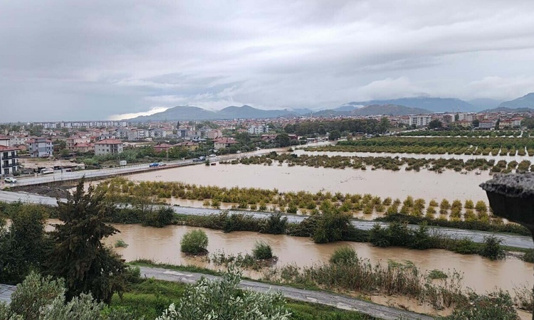 Son Gelişme: Dalaman'da sağanakta Tersakan Çayı taştı, eski Fethiye yolu trafiğe kapandı