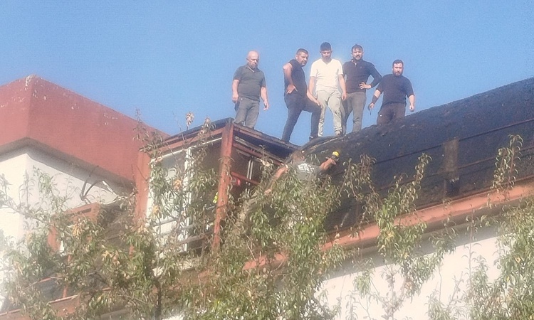 Son Gelişme: Denizli Çivril'de 4 katlı apartman çatısındaki izolasyon yangını söndürüldü | İşte Tüm Ayrıntılar