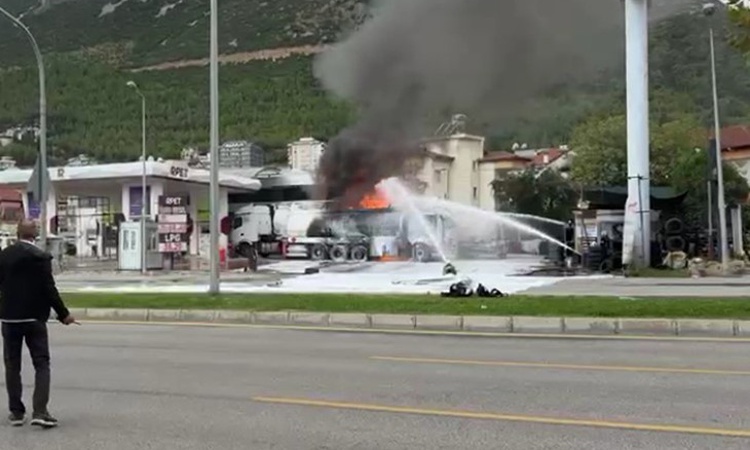 Son Gelişme: Denizli Pamukkale'de akaryakıt istasyonunda patlayan tanker ikiye bölüldü - Son Dakika Bilgileri