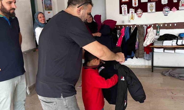Son Gelişme: Diyarbakır'da Çermik ve Çüngüşlüler Derneği 200 öğrenciye mont ve bot dağıttı ve Merak Edilenler