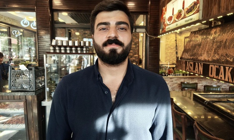 Son Gelişme: Diyarbakır'da salatalık kaçan müşteriyi lokanta çalışanı Heimlich ile kurtardı - Son Dakika Bilgi