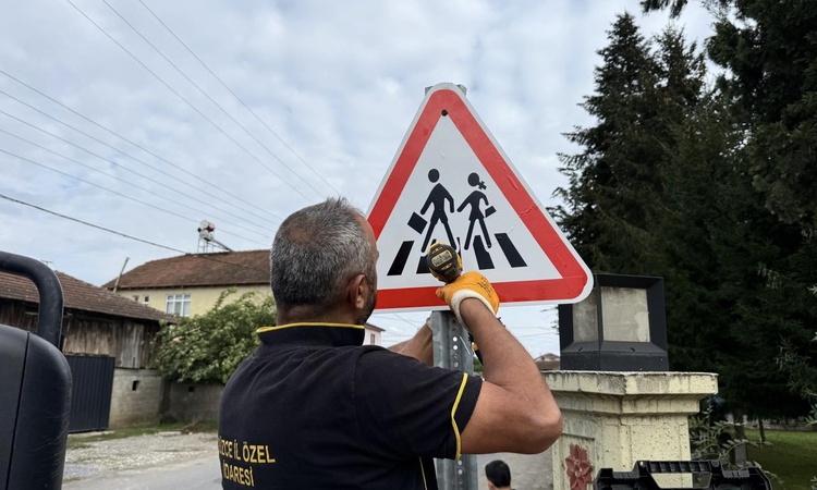 Son Gelişme: Düzce İl Özel İdaresi köy yollarında trafik levhası çalışmalarını tamamladı