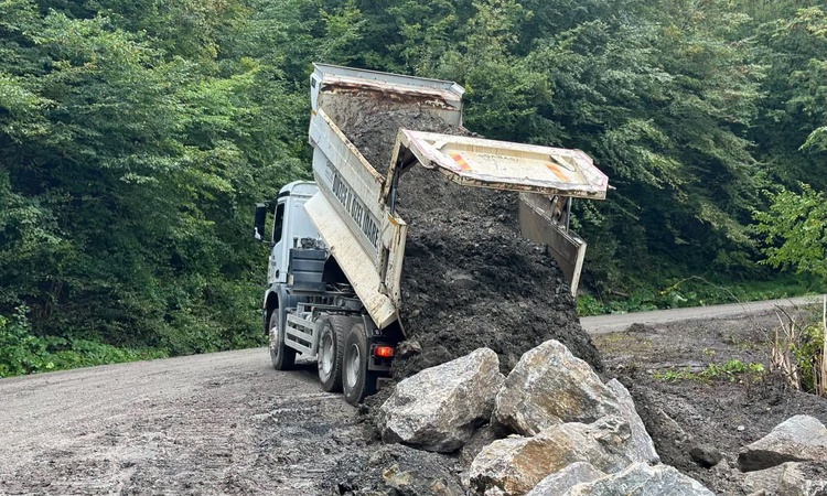 Son Gelişme: Düzce Kaynaşlı'da ikinci heyelan bölgesinde İl Özel İdaresi taş tahkimatı yaptı ve Merak Edilenle