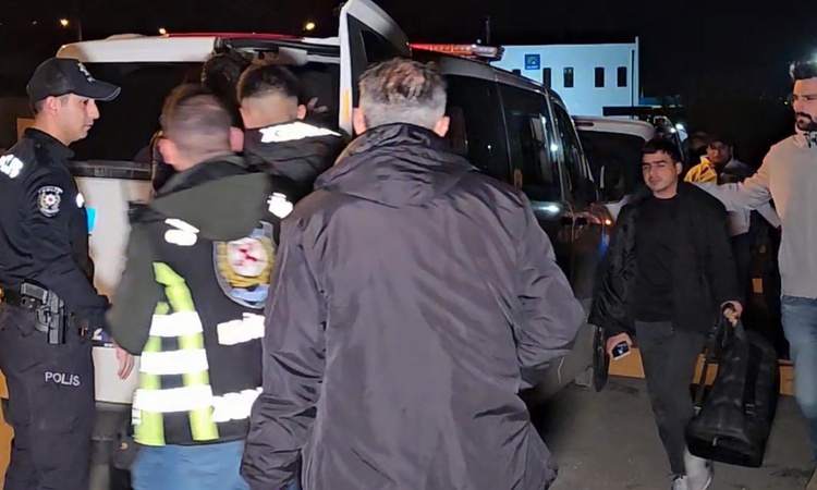 Son Gelişme: Edirne'de çalıntı ihbarlı araçta 7 kaçak göçmen yakalandı, sürücü yakalanarak gözaltına sevk edil
