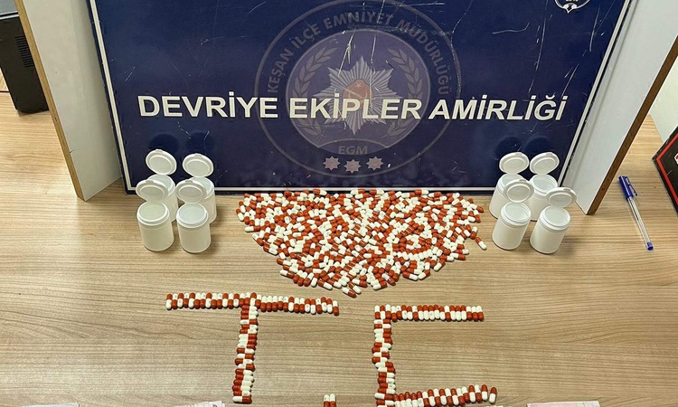 Son Gelişme: Edirne Keşan'da araçta 413 sentetik hap bulundu, 4 şüpheli yakalanarak gözaltına sevk edildi - So