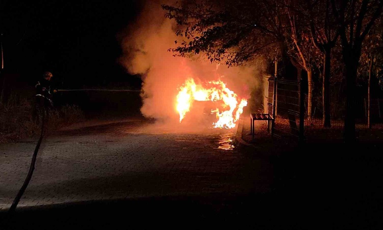 Son Gelişme: Edirne'de park halindeki otomobil motor yangınında kullanılamaz hale geldi | İşte Tüm Ayrıntılar