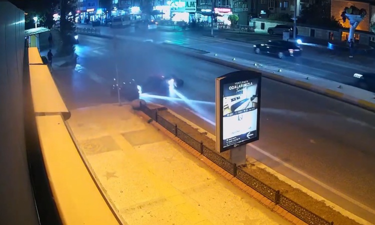 Son Gelişme: Edirne'de yaya geçidinde iki motosiklet çarpıştı, 1 yaralı; kaza anını kamera çekti | İşte Tüm Ay